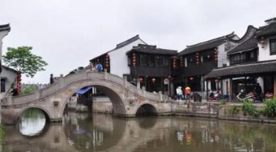 京津冀等地部分地区有大到暴雨，遇到暴雨天气时，出门需要注意什么？
